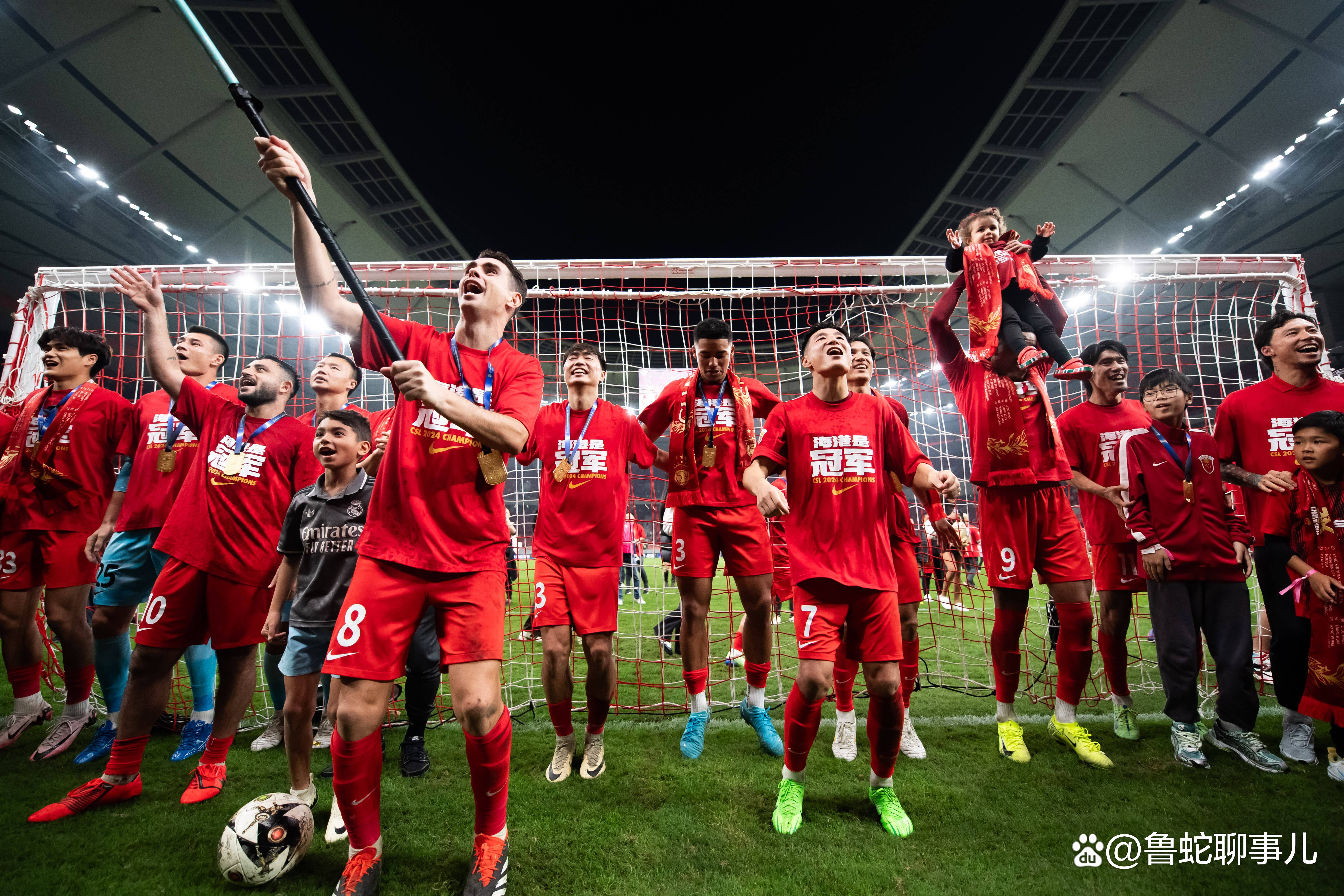 世俱杯参赛资格-比赛场上风云变幻,双方实力对抗激烈