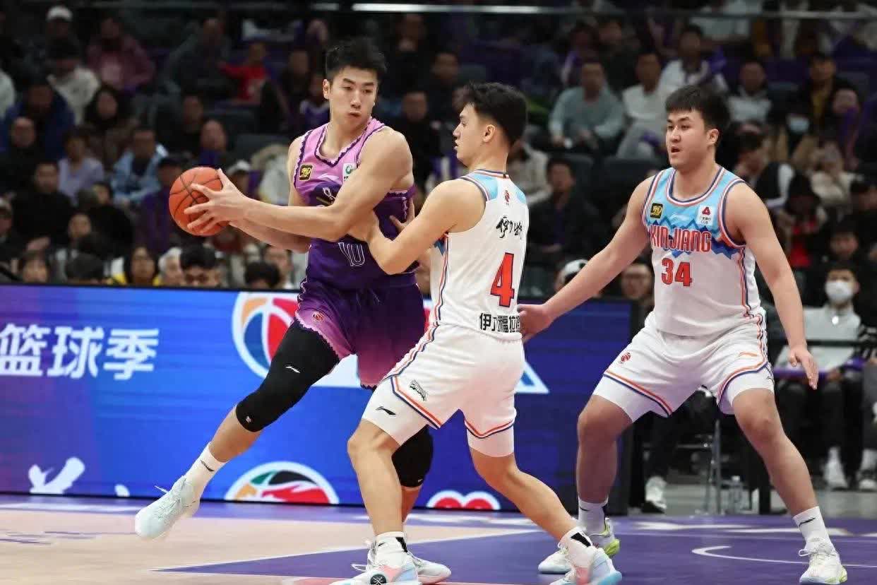 比赛场上风云变幻，双方实力对抗激烈