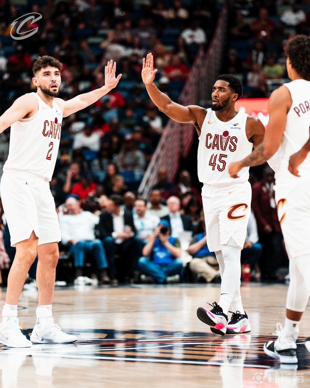 关于骑士队主场取得胜利，球员频频命中的信息