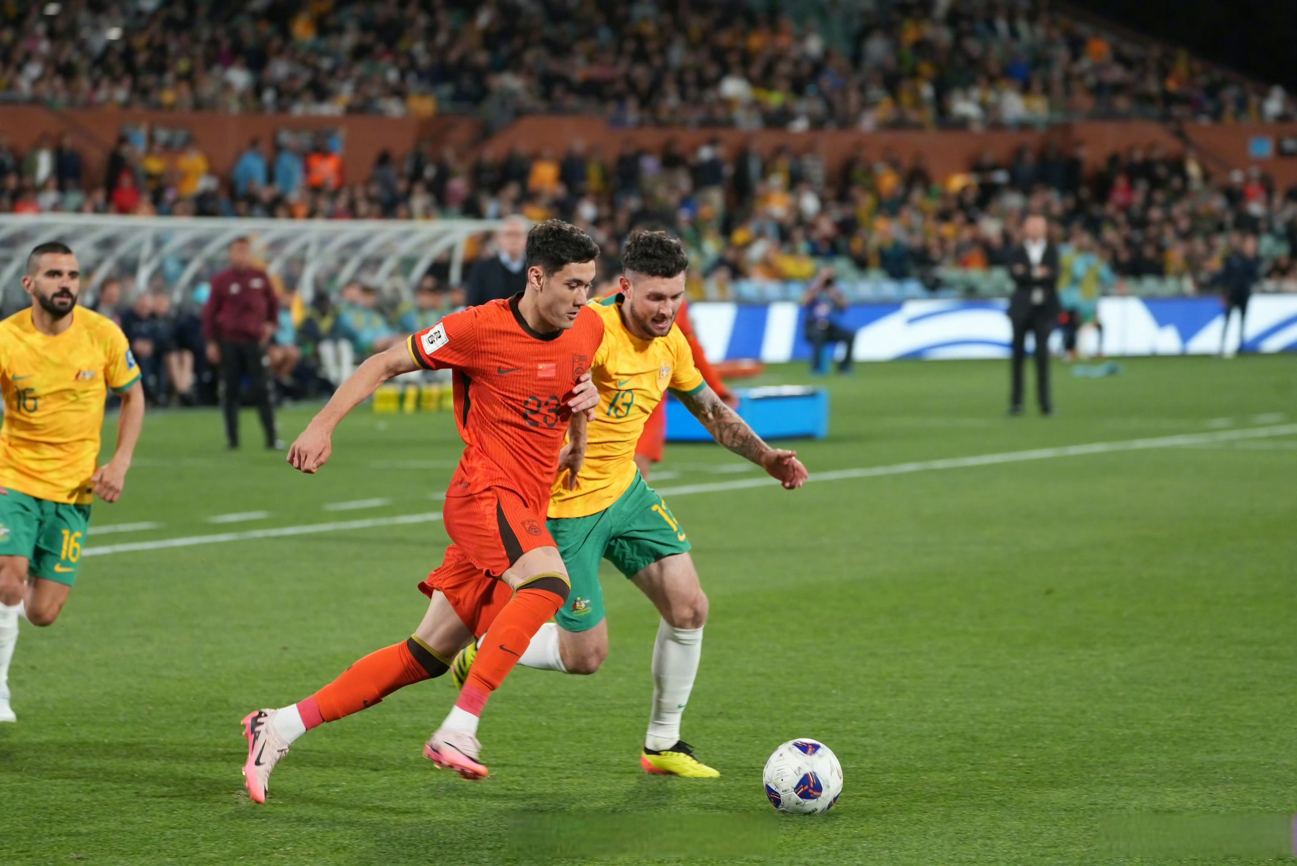 包含澳大利亚前锋在欧洲赛场上助球队获胜的词条