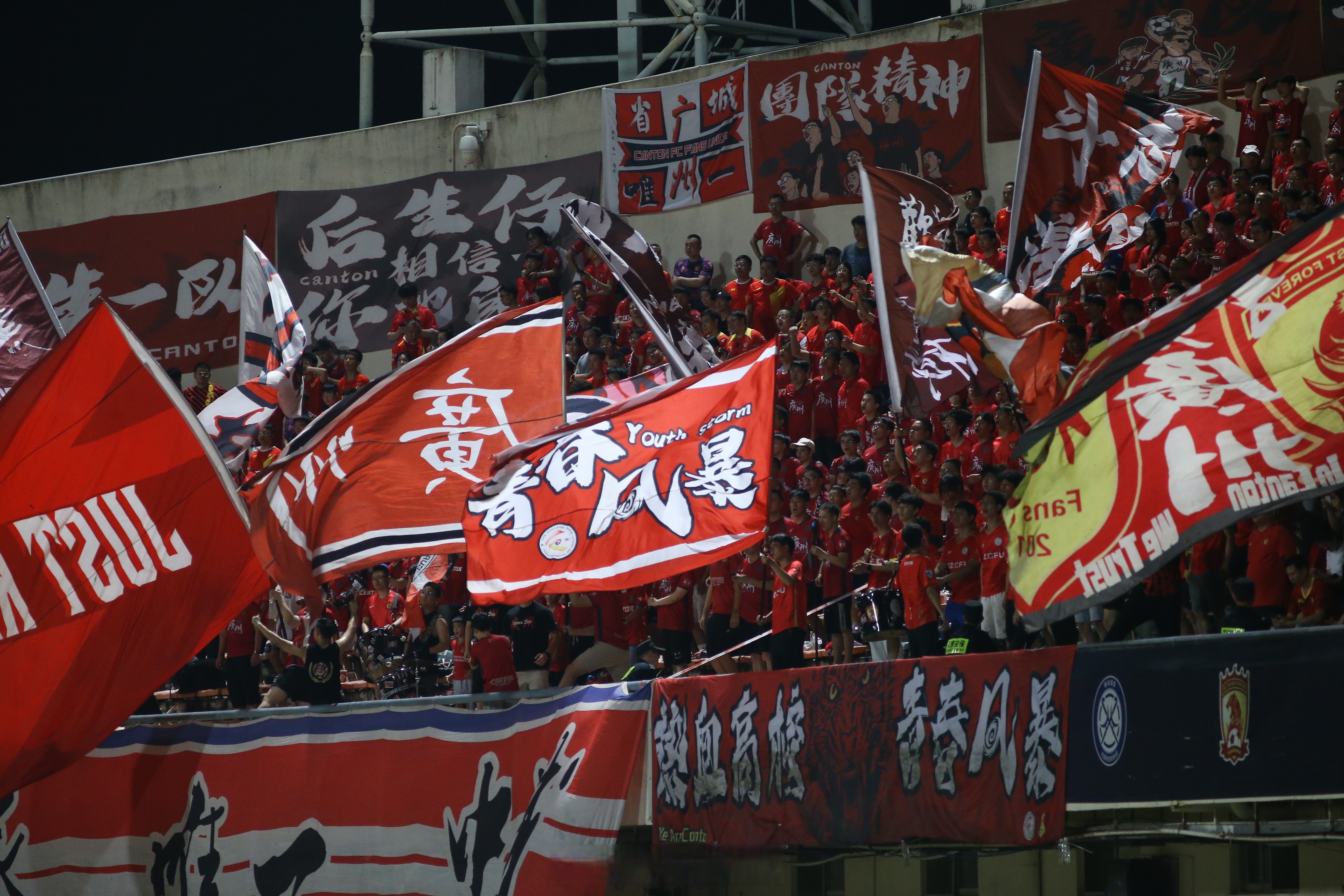 顶尖球队挥汗拼搏，力求胜利的简单介绍