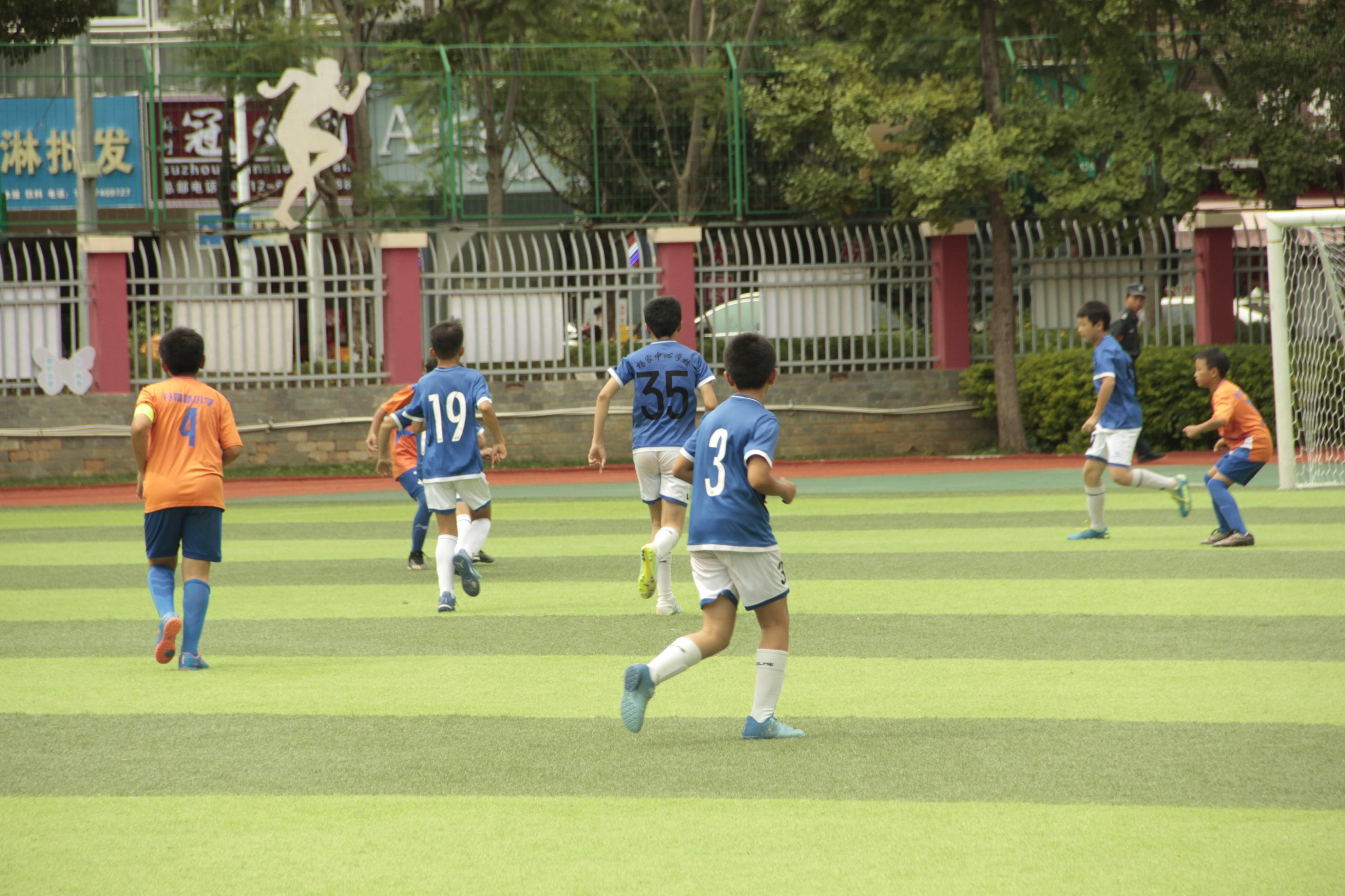 世俱杯官网-关于足球场上燃情比拼，赛事场面激烈的信息