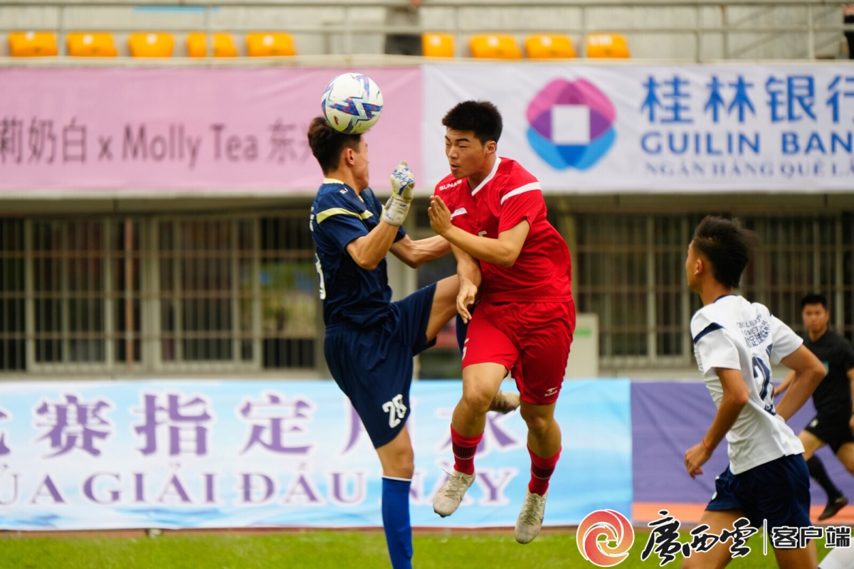 关于足球场上燃情比拼，赛事场面激烈的信息