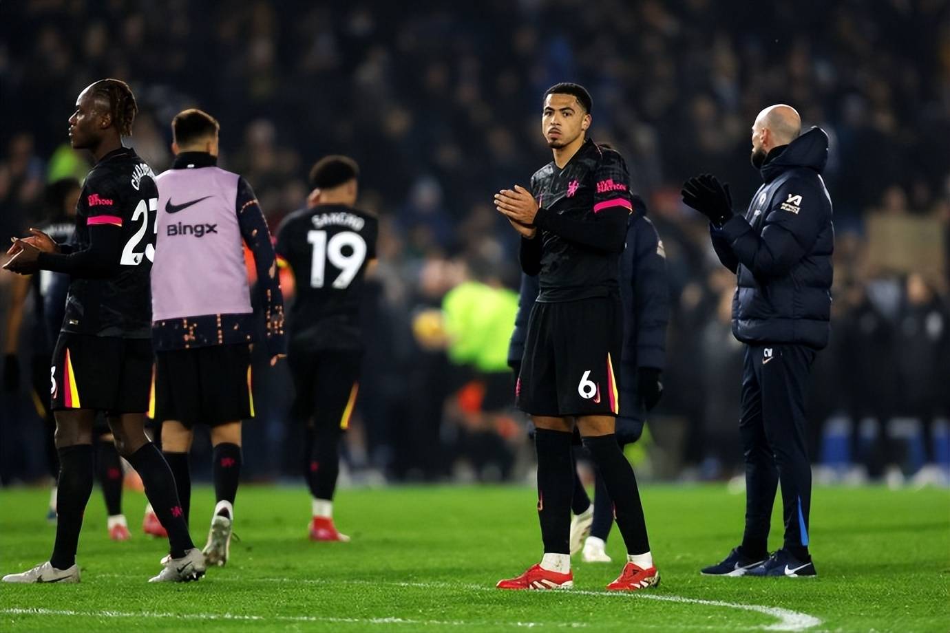 关于布赖顿主场失利，降级形势严峻的信息