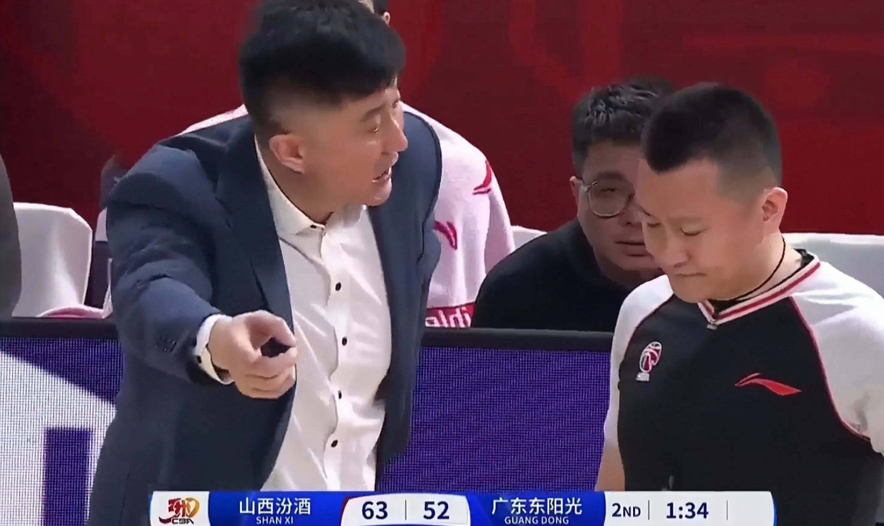 裁判紧急判罚引发争议,队员怒火中烧 裁判紧急判罚引发争议,队员怒火中烧