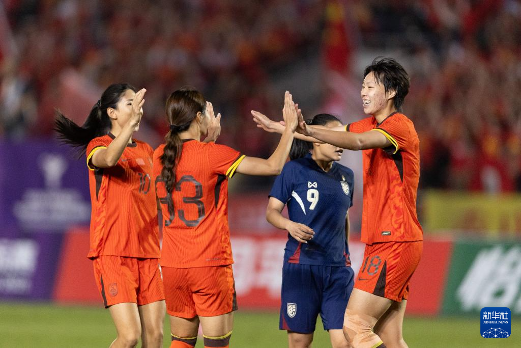 足球锦标赛中，女球队夺得冠军