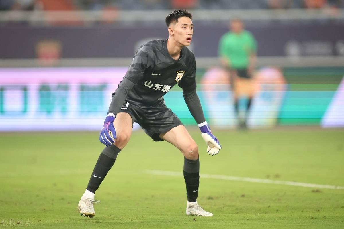 建业门将王大雷连续表现出色，成为球队救火英雄