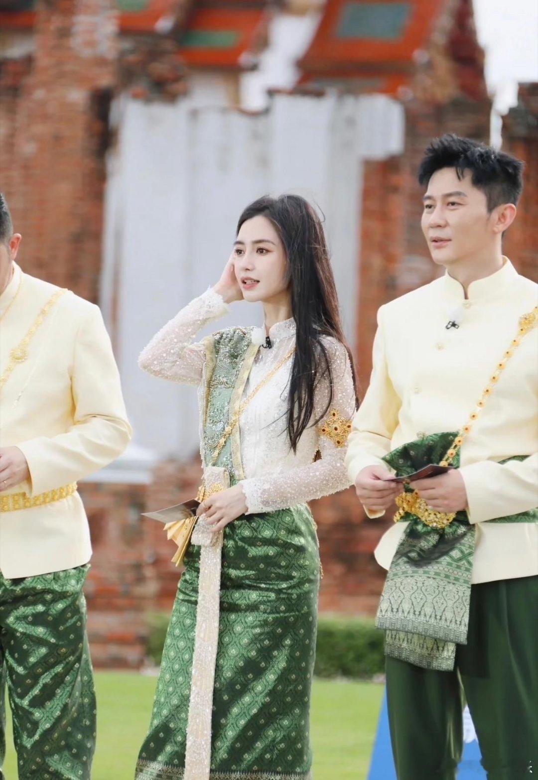 世俱杯冠军-观众热情高涨,全情投入支持偶像