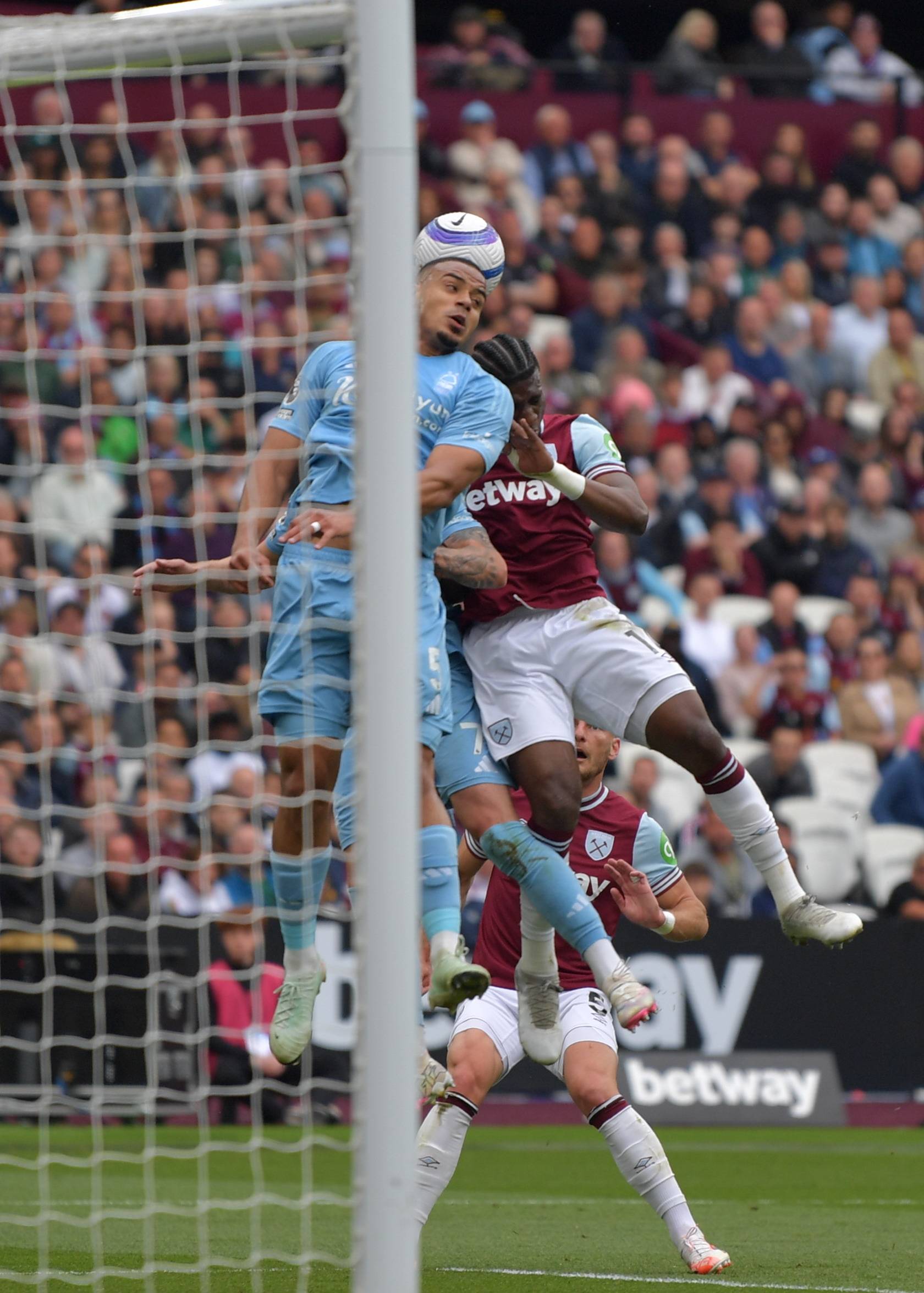 世俱杯冠军-汉诺威客场逆袭北威斯特法伦,取得惊险胜利