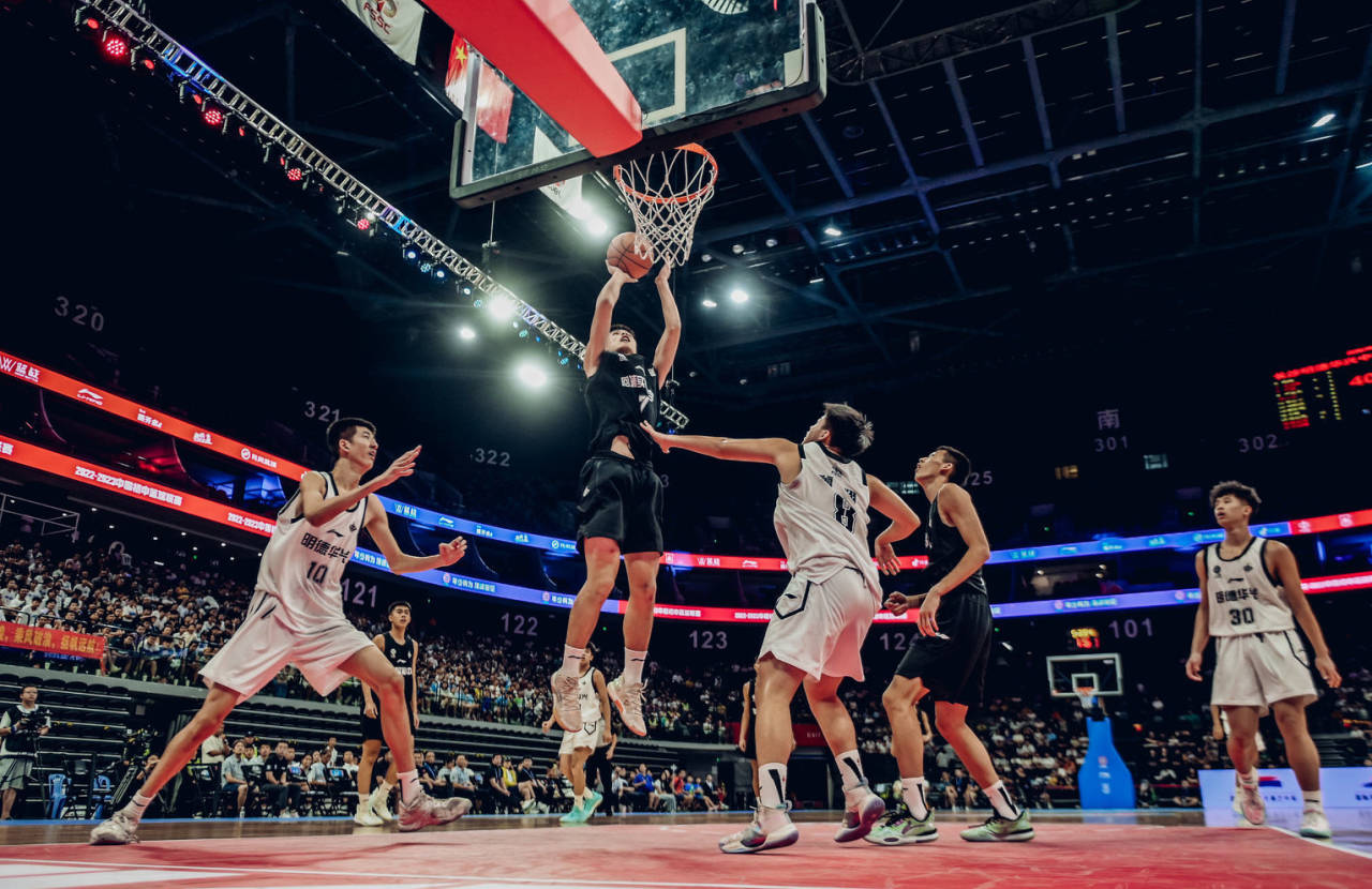 世俱杯改制-施浦尔球员赛事状态回升,展现出振奋精神