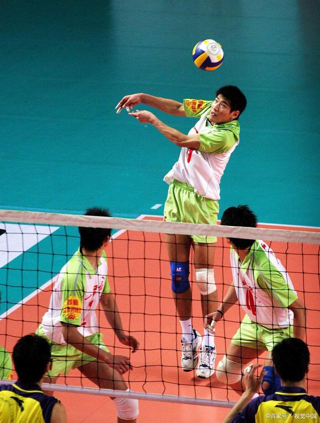攻守兼备:排球选手展现实力 攻守兼备:排球选手展现实力