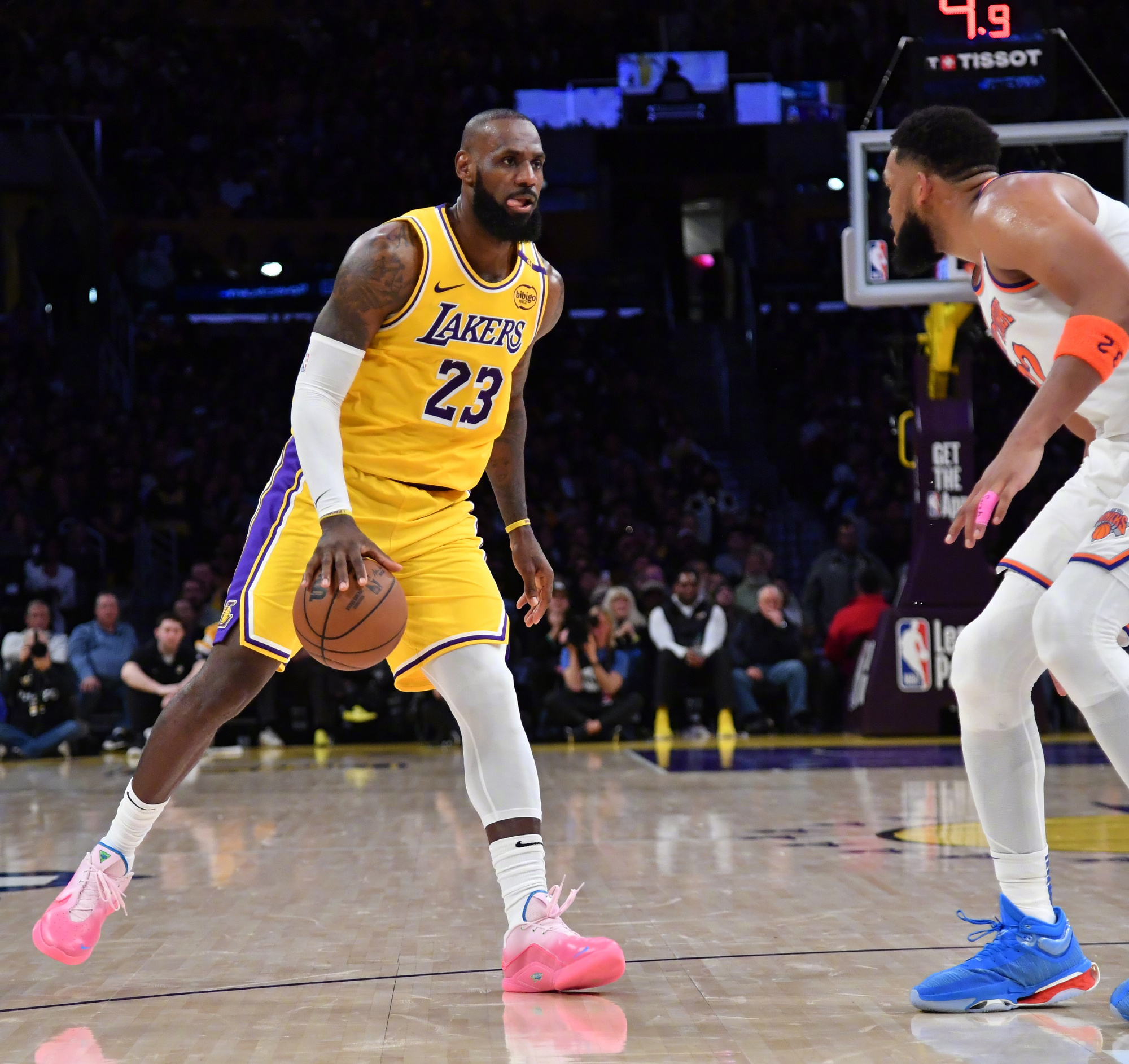 世俱杯官网-湖人主场击败开拓者,季后赛希望燃起