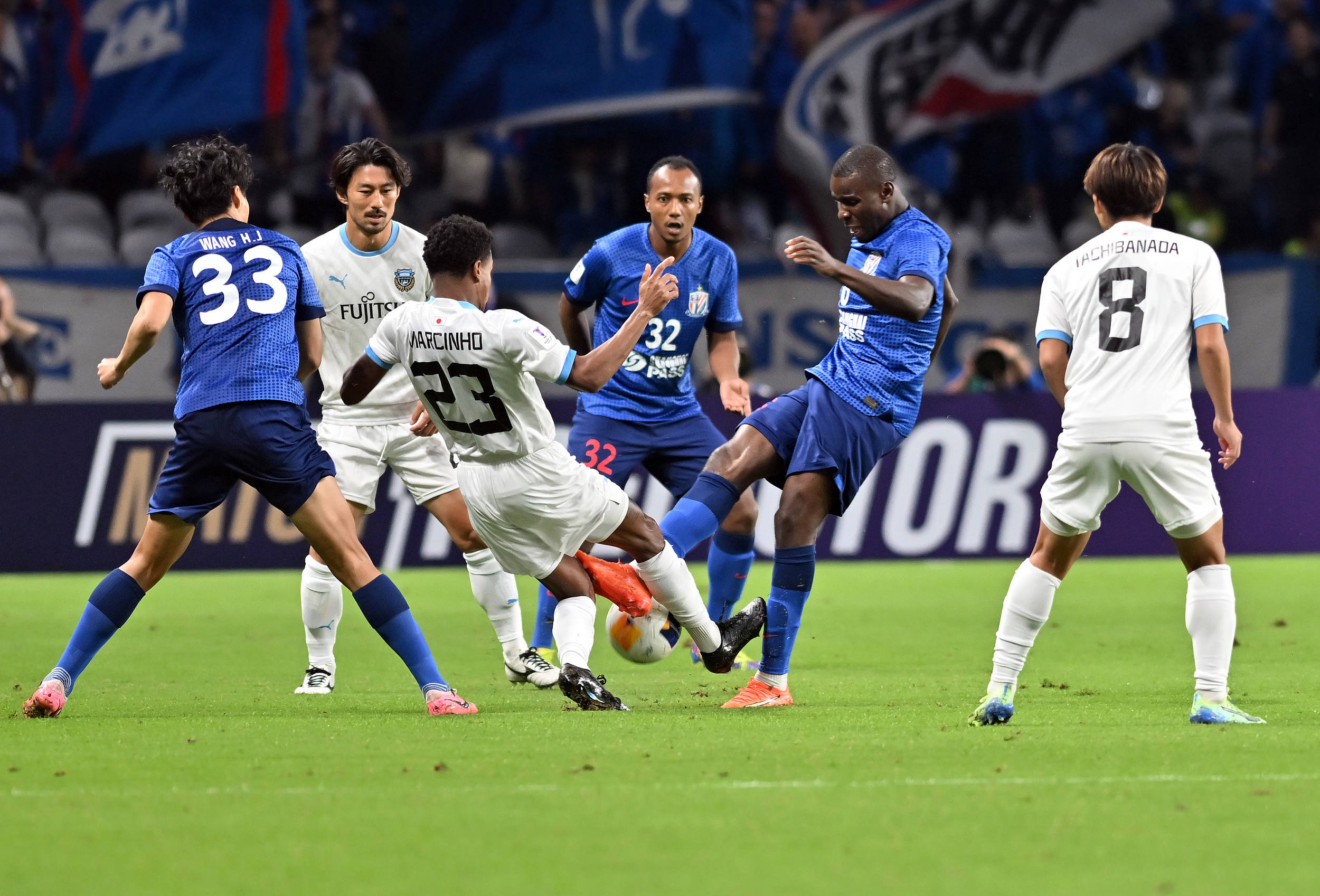 世俱杯冠军-足球场上激战连连,球员们奋力拼搏