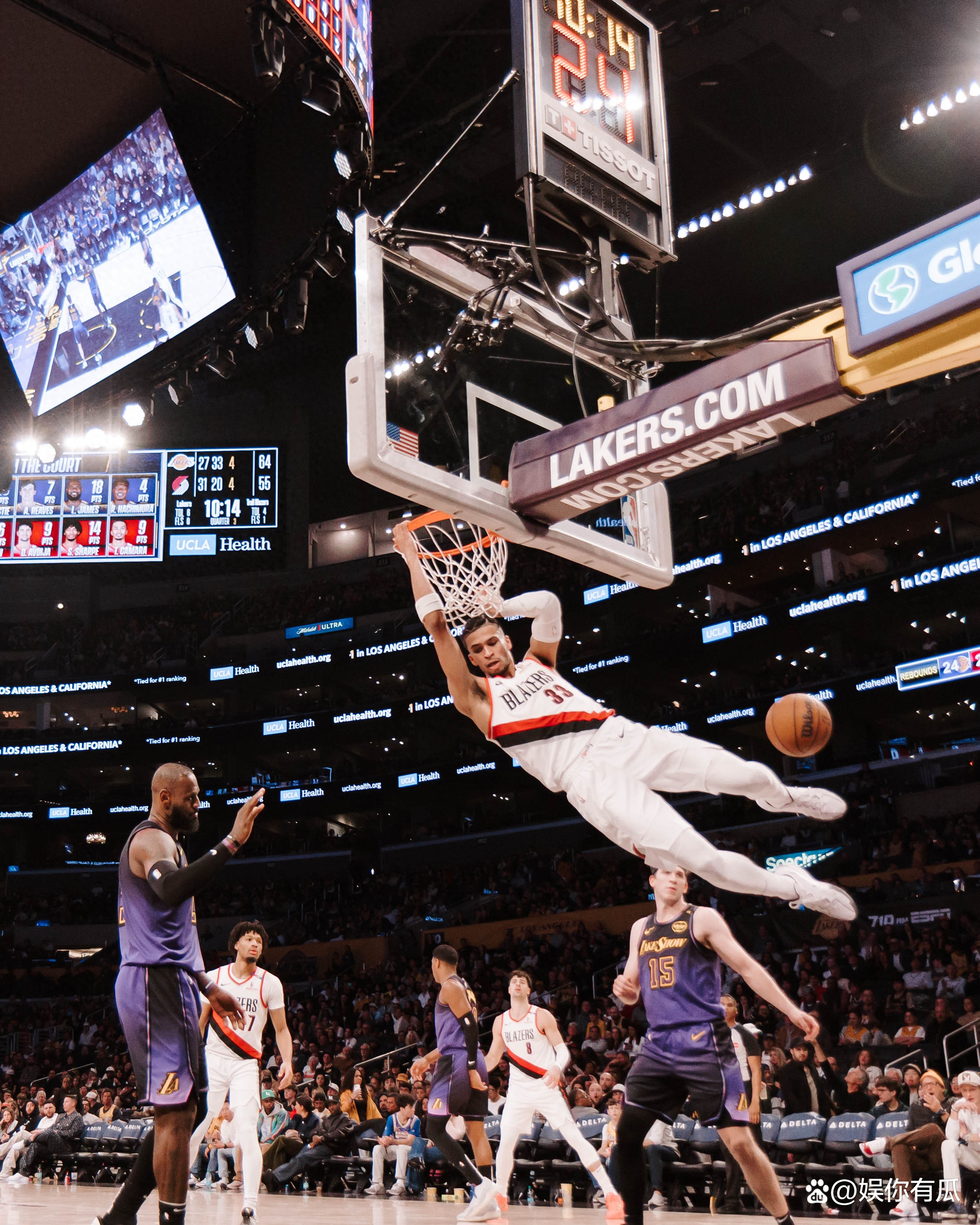 詹姆斯砍下三双数据，率领湖人战胜勇士