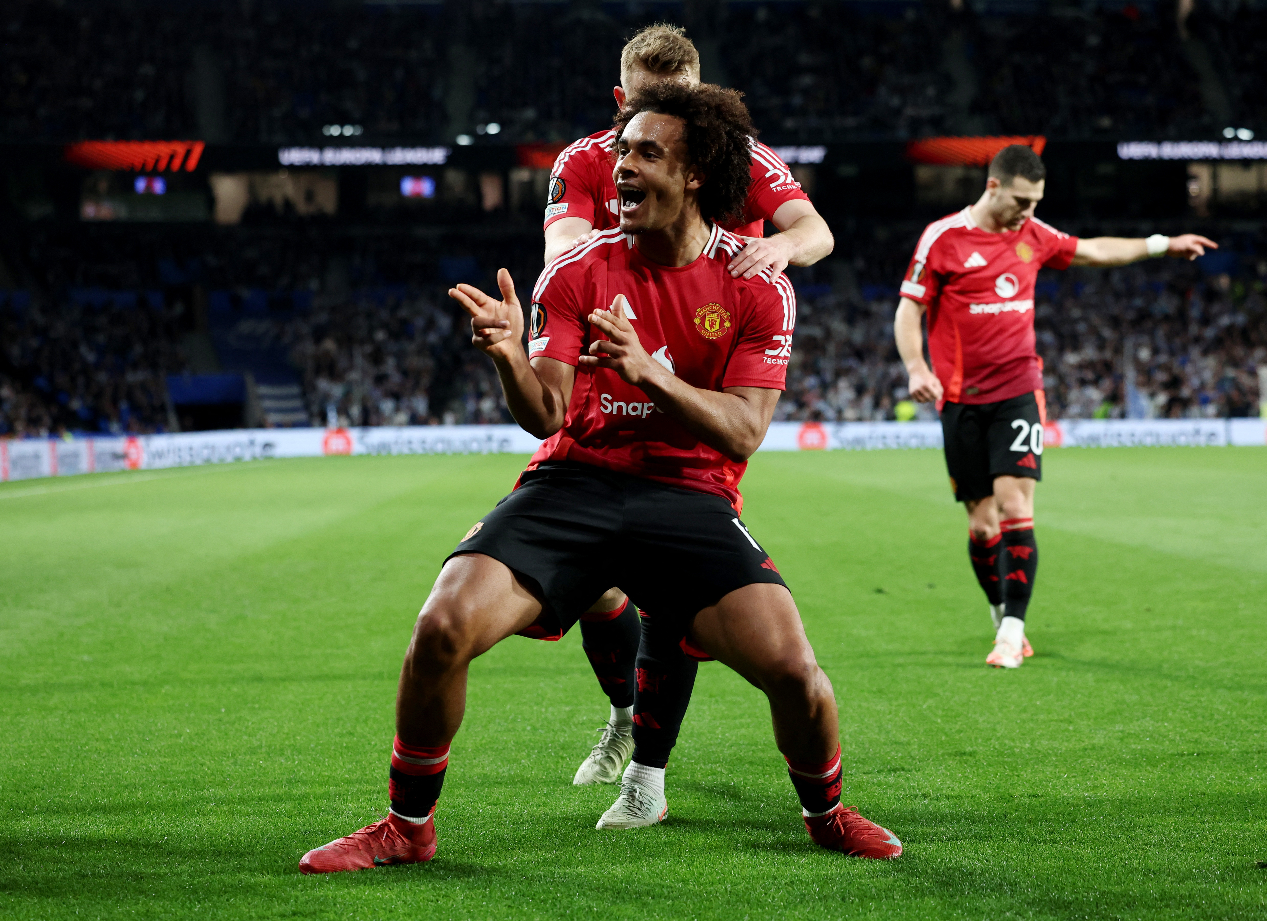 曼联客场大胜沃特福德，连胜势头不断