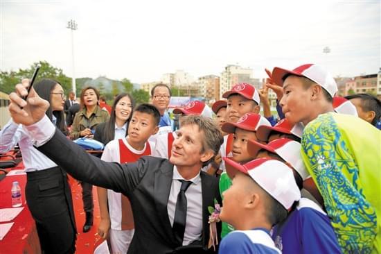 世俱杯奖金-阿贾克斯青训助力荷甲新冠军诞生