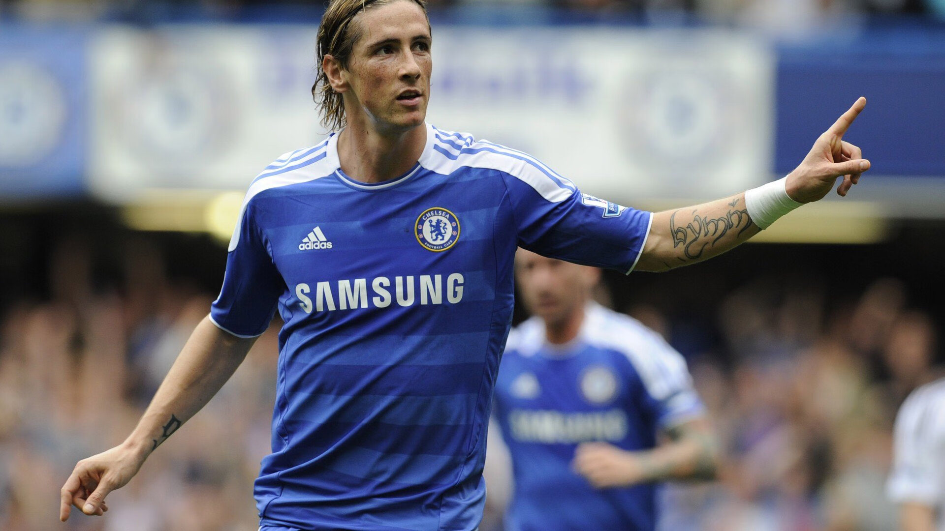 防线无解！阿劳霍主宰赛场；战术碾压！切尔西击溃利物浦—足球世界的双重震撼