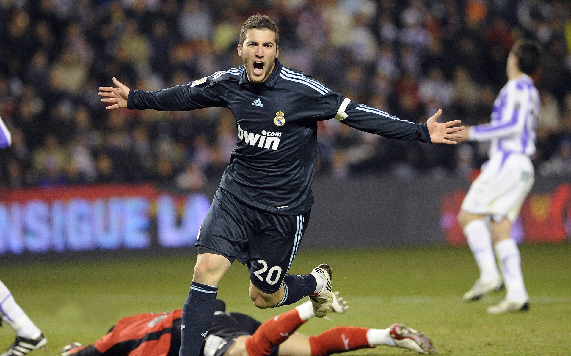 世俱杯直播-跨界征服，从CBA硬撼NBA到F1赛道的篮球飞人