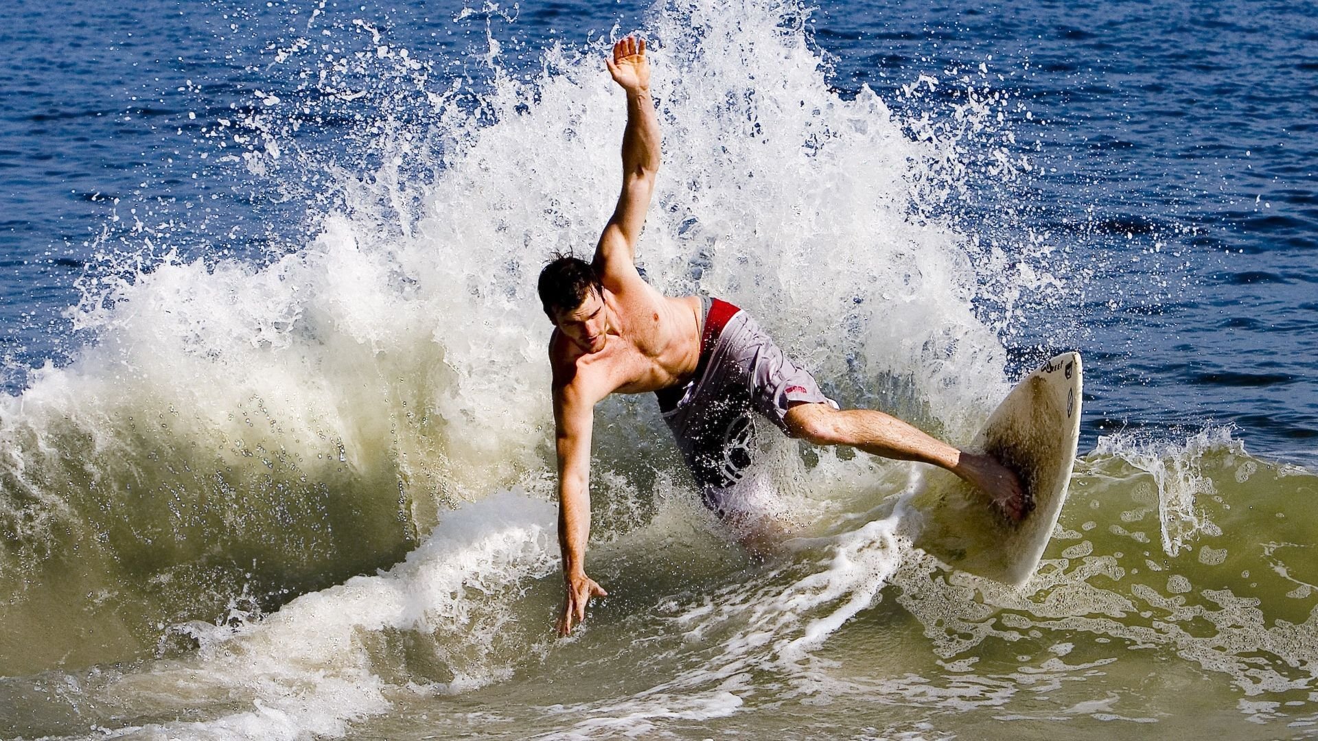 从赛道逆转到球场翻盘，这个周末，体育告诉我们永不放弃