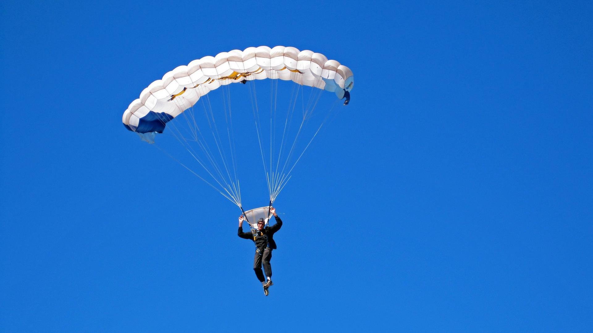 剧本级翻盘!梅赛德斯绝地反击迈凯伦,塞恩斯孤独领舞统治全场